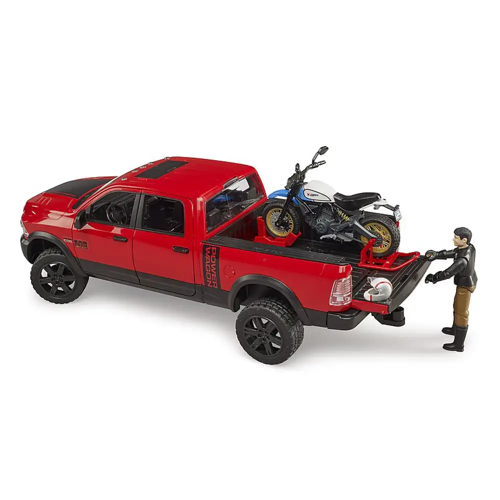 bruder - masina de teren ram 2500 cu motocicleta scrambler ducati desert si sofer
